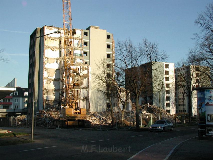 Abriss Hochaus Koeln Vingst 03.JPG